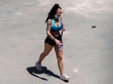 Una mujer camina por el centro de Palma