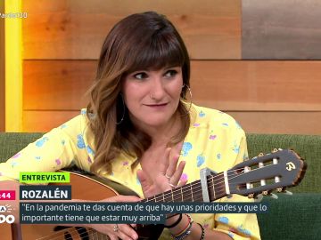 La relación de Rozalen y José Bono sorprende a Cristina Pardo: "Él me regaló mi primera guitarra con diez años"