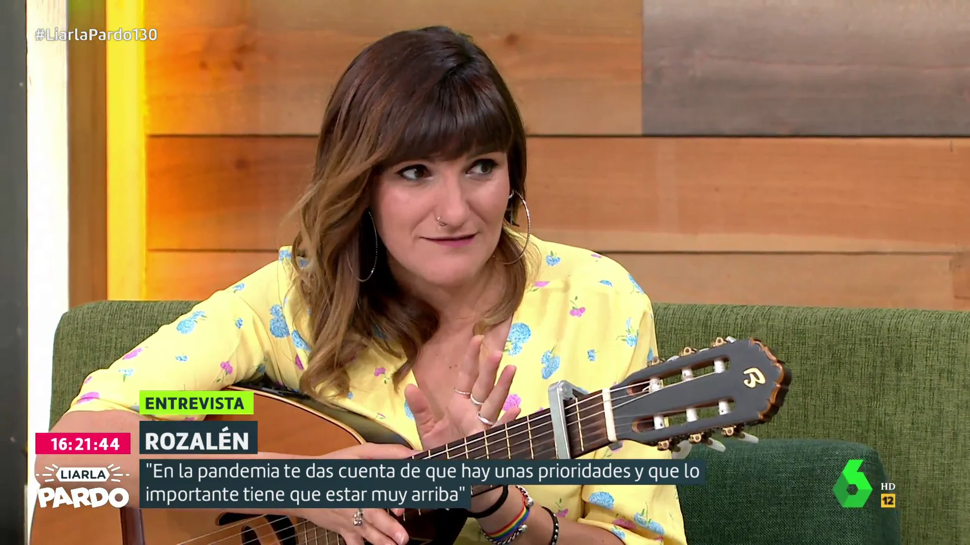 La relación de Rozalen y José Bono sorprende a Cristina Pardo: "Él me regaló mi primera guitarra con diez años"