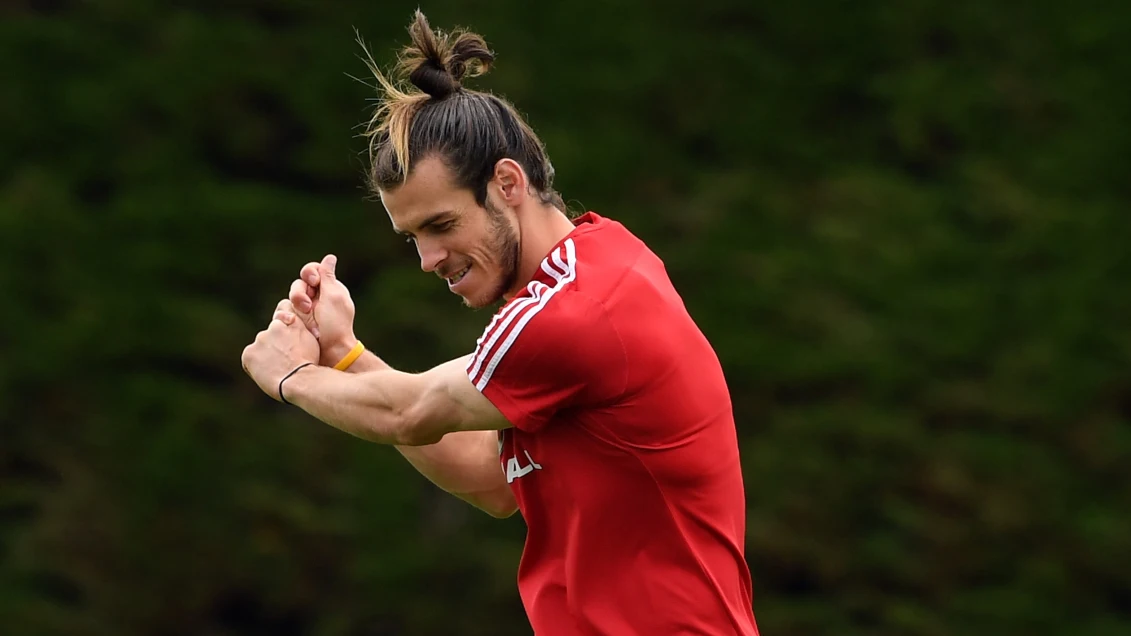 Gareth Bale practica su golpeo en el golf