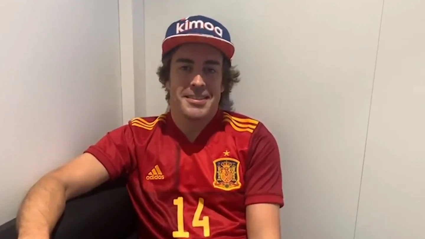 Fernando Alonso con la camiseta de la Selección Española de fútbol Fernando Alonso con la camiseta de la Selección Española de fútbol