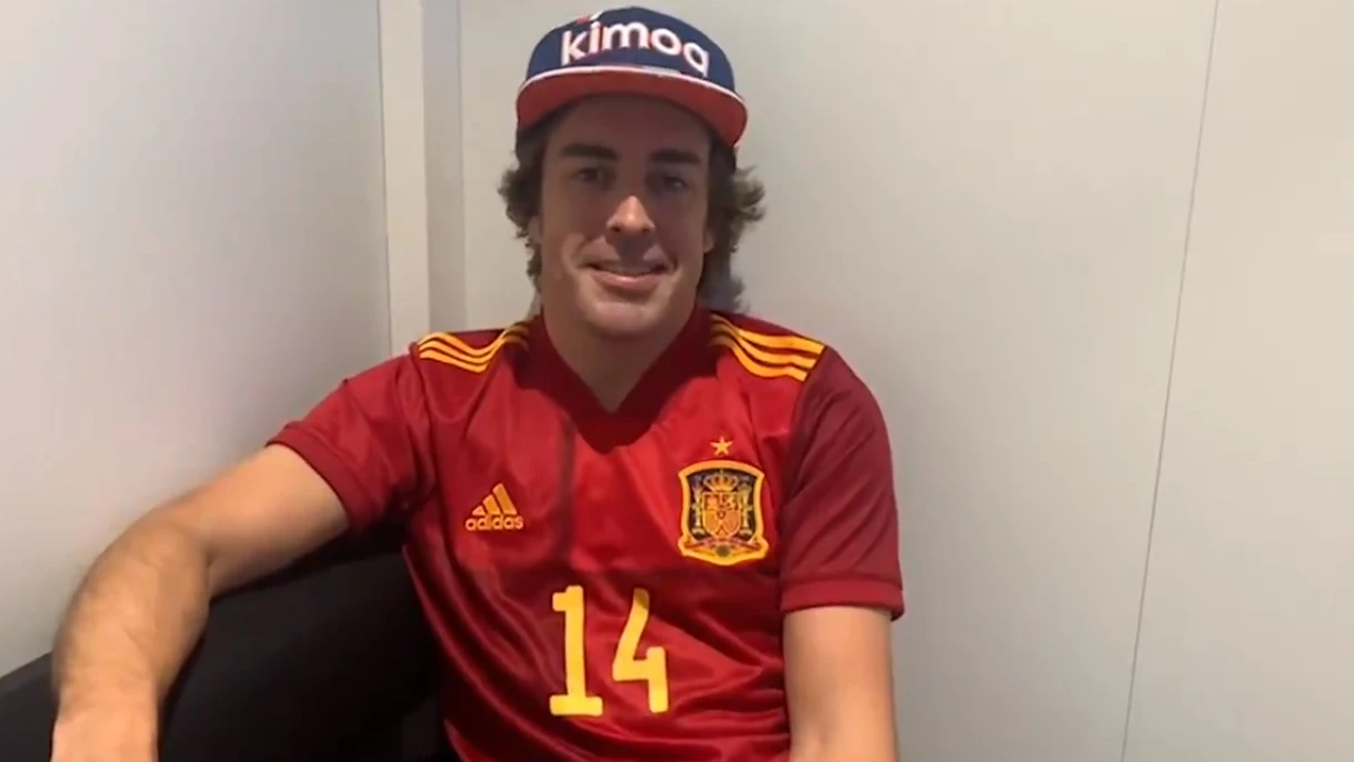 Fernando Alonso con la camiseta de la Selección Española de fútbol