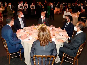 Felipe VI, Pedro Sánchez y Pere Aragonés comparten mesa en el Mobile World Congress