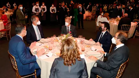 Felipe VI, Pedro Sánchez y Pere Aragonés comparten mesa en el Mobile World Congress