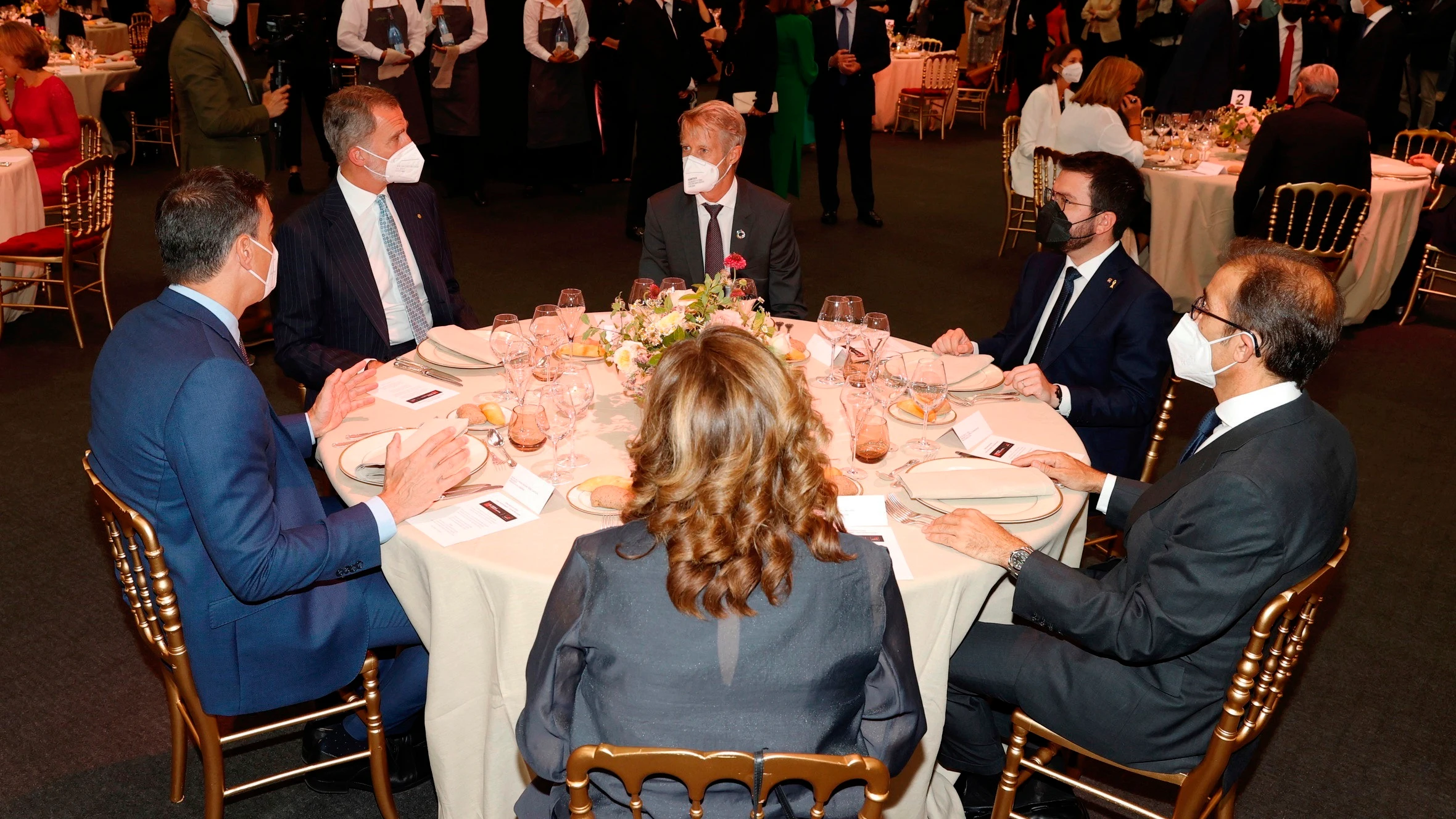 Felipe VI, Pedro Sánchez y Pere Aragonés comparten mesa en el Mobile World Congress