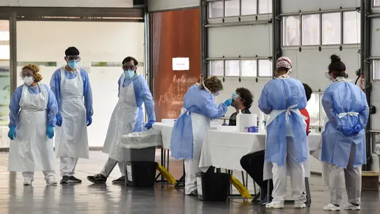 Imagen de archivo de varios sanitarios en un centro donde se realizan PCR. Imagen de archivo de varios sanitarios en un centro donde se realizan PCR.