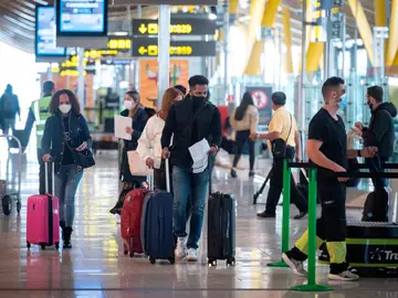 Vista de pasajeros en la terminal T-4 del aeropuerto Madrid- Barajas Adolfo Suárez.