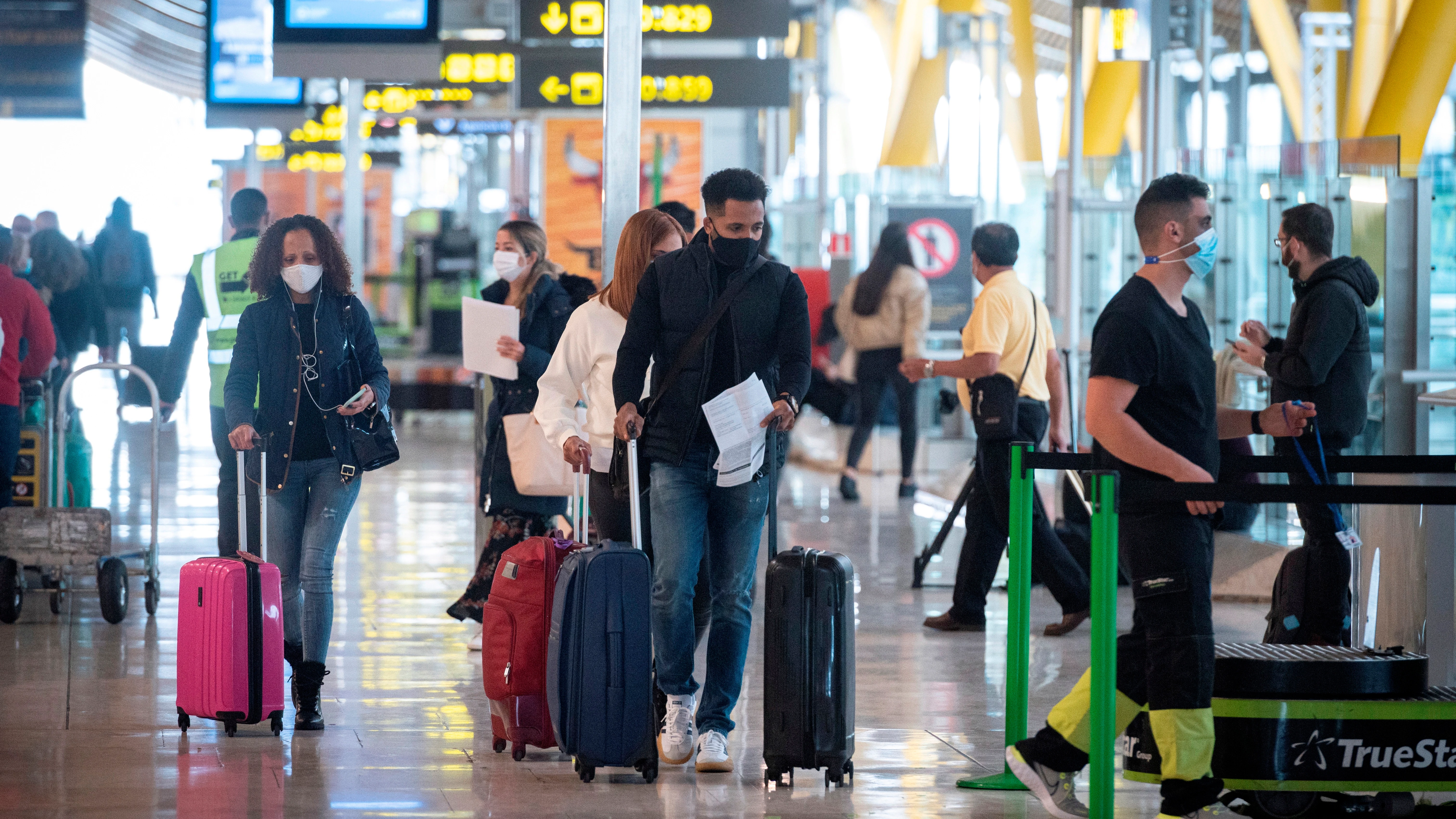 Vista de pasajeros en la terminal T-4 del aeropuerto Madrid- Barajas Adolfo Suárez.