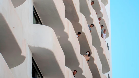 Más de 1.200 contagios en España por el macrobrote de Mallorca: 12 jóvenes hospitalizados y unos 260 aislados Más de 1.200 contagios en España por el macrobrote de Mallorca: 12 jóvenes hospitalizados y unos 260 aislados