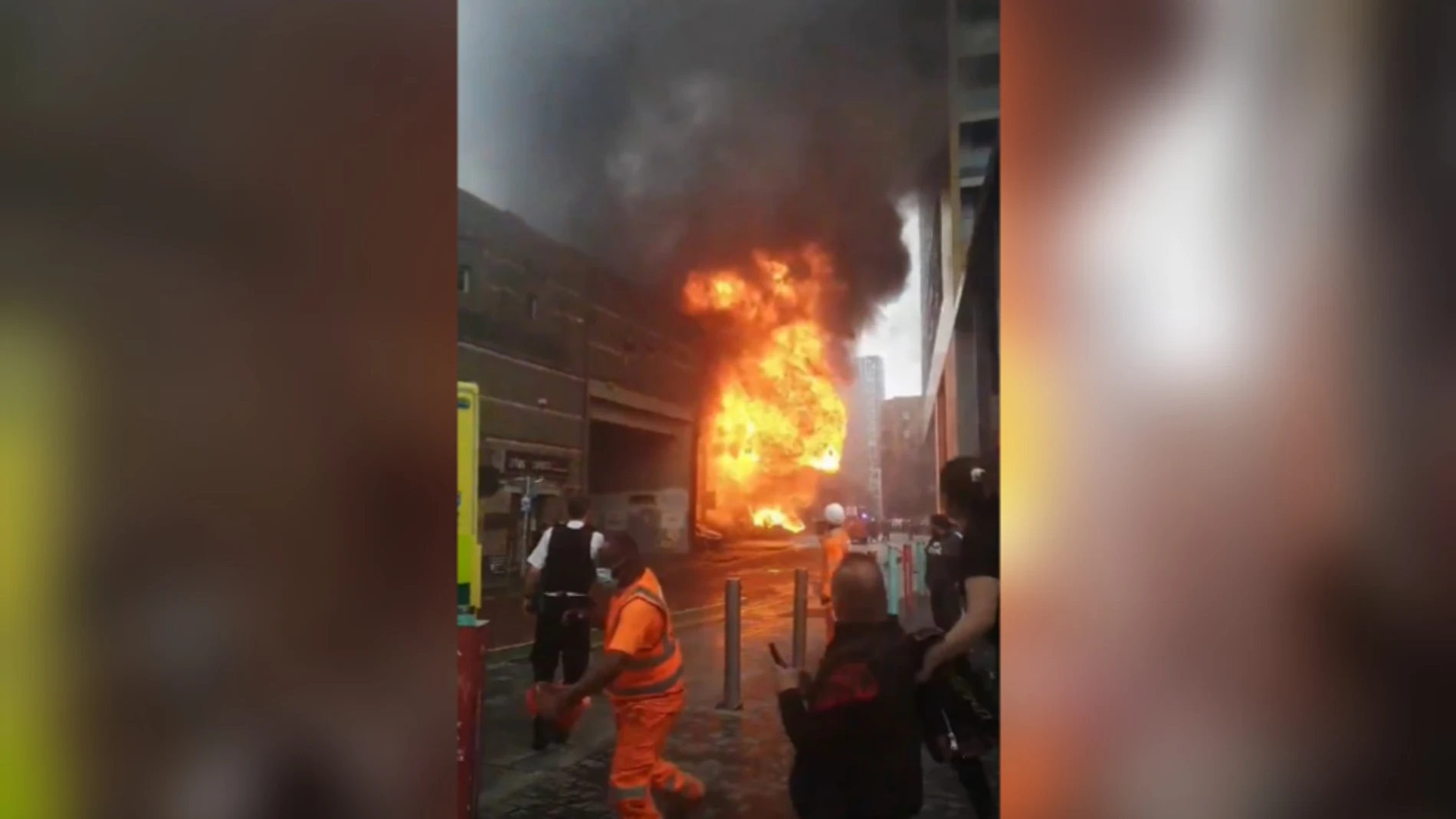 Una explosión provoca un gran incendio en la estación de metro londinense 'Elephant and Castle'