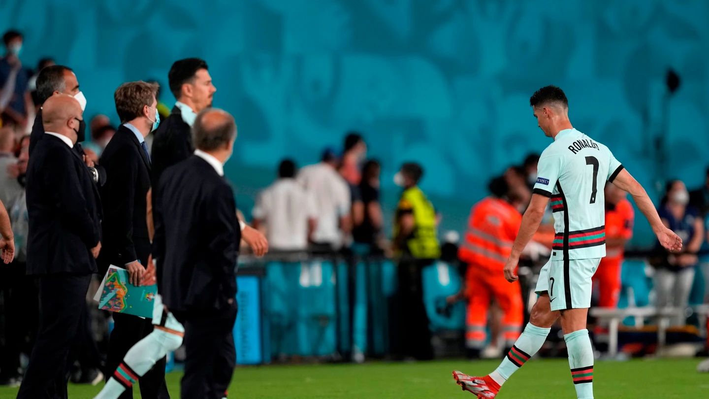 Cristiano Ronaldo le da una patada al brazalete de capitán Cristiano Ronaldo le da una patada al brazalete de capitán