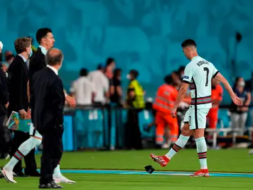 Cristiano Ronaldo le da una patada al brazalete de capitán