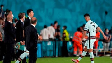 Cristiano Ronaldo le da una patada al brazalete de capitán