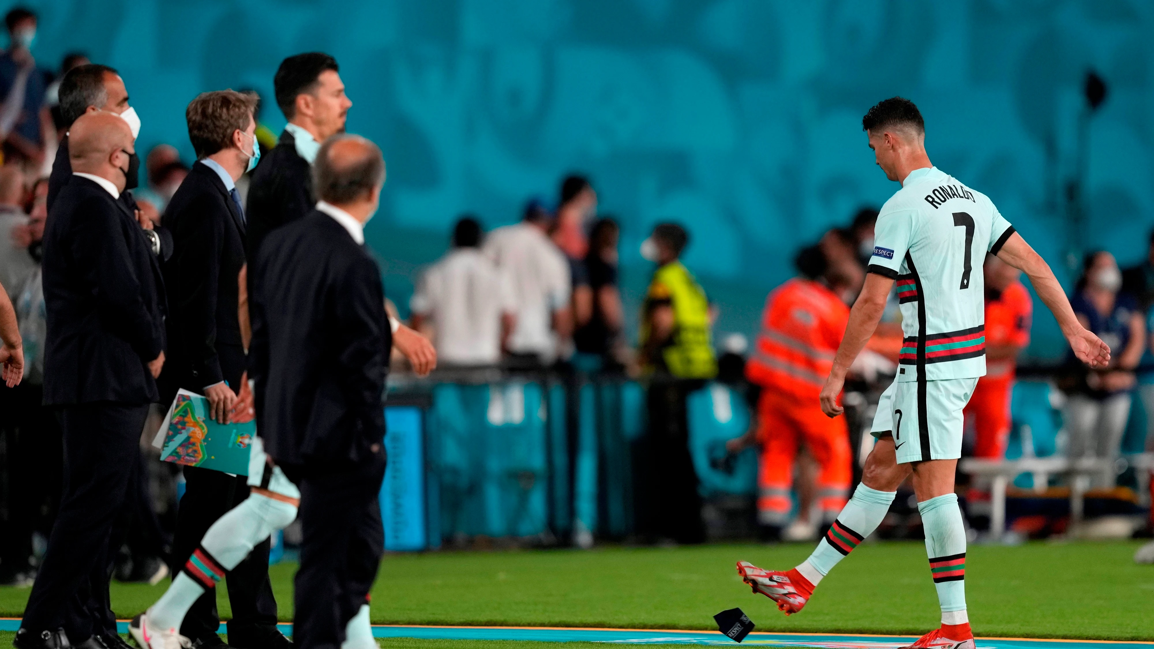 Cristiano Ronaldo le da una patada al brazalete de capitán