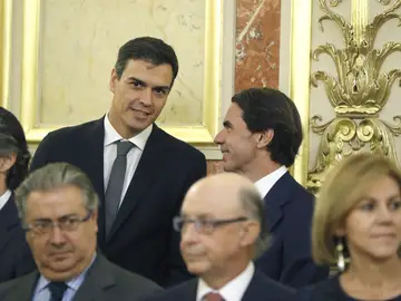 Pedro Sánchez y José María Aznar durante el acto en el Congreso por los 40 años de democracia