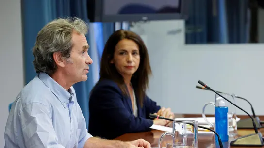 El director del Centro de Coordinación de Alertas y Emergencias Sanitarias, Fernando Simón, y la secretaria de Estado de Sanidad, Silvia Calzón. El director del Centro de Coordinación de Alertas y Emergencias Sanitarias, Fernando Simón, y la secretaria de Estado de Sanidad, Silvia Calzón.
