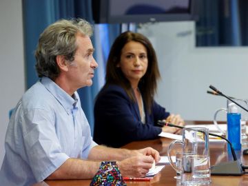 El director del Centro de Coordinación de Alertas y Emergencias Sanitarias, Fernando Simón, y la secretaria de Estado de Sanidad, Silvia Calzón.