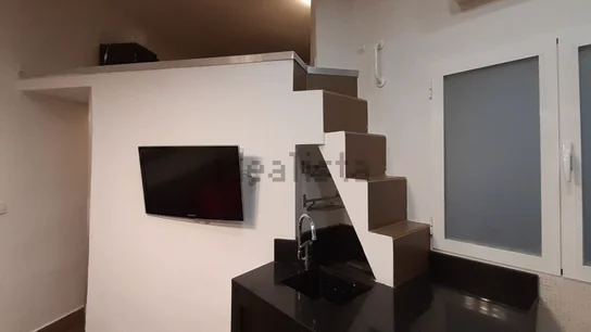 El anuncio de Idealista para los amantes del riesgo: se alquila apartamento con las escaleras sobre la encimera de la cocina El anuncio de Idealista para los amantes del riesgo: se alquila apartamento con las escaleras sobre la encimera de la cocina