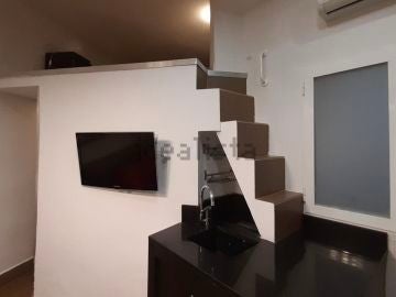 El anuncio de Idealista para los amantes del riesgo: se alquila apartamento con las escaleras sobre la encimera de la cocina