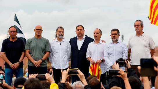 Siete de los indultados tras su salida de la prisión de Lledoners. Siete de los indultados tras su salida de la prisión de Lledoners.