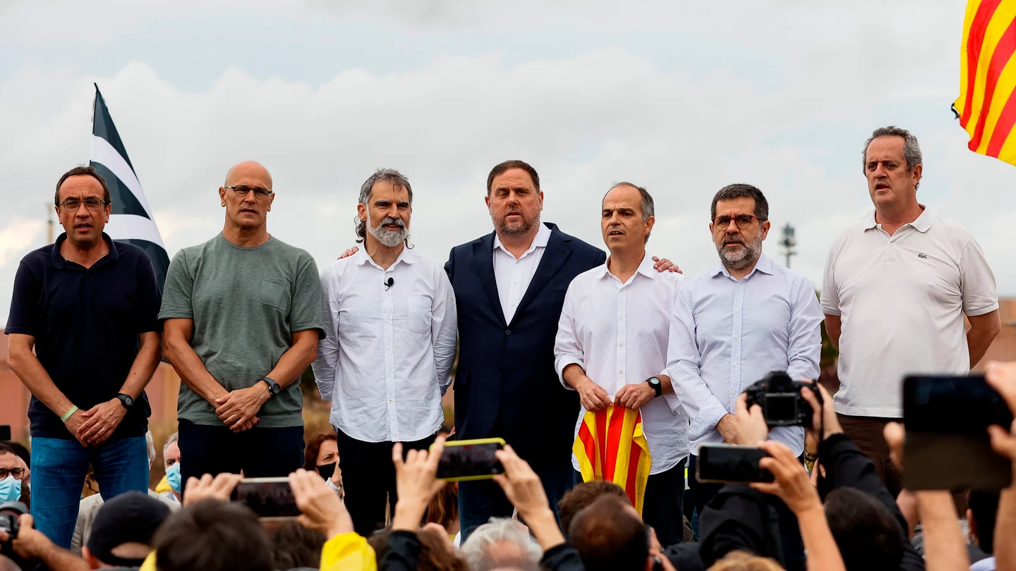 Siete de los indultados tras su salida de la prisión de Lledoners. Siete de los indultados tras su salida de la prisión de Lledoners.