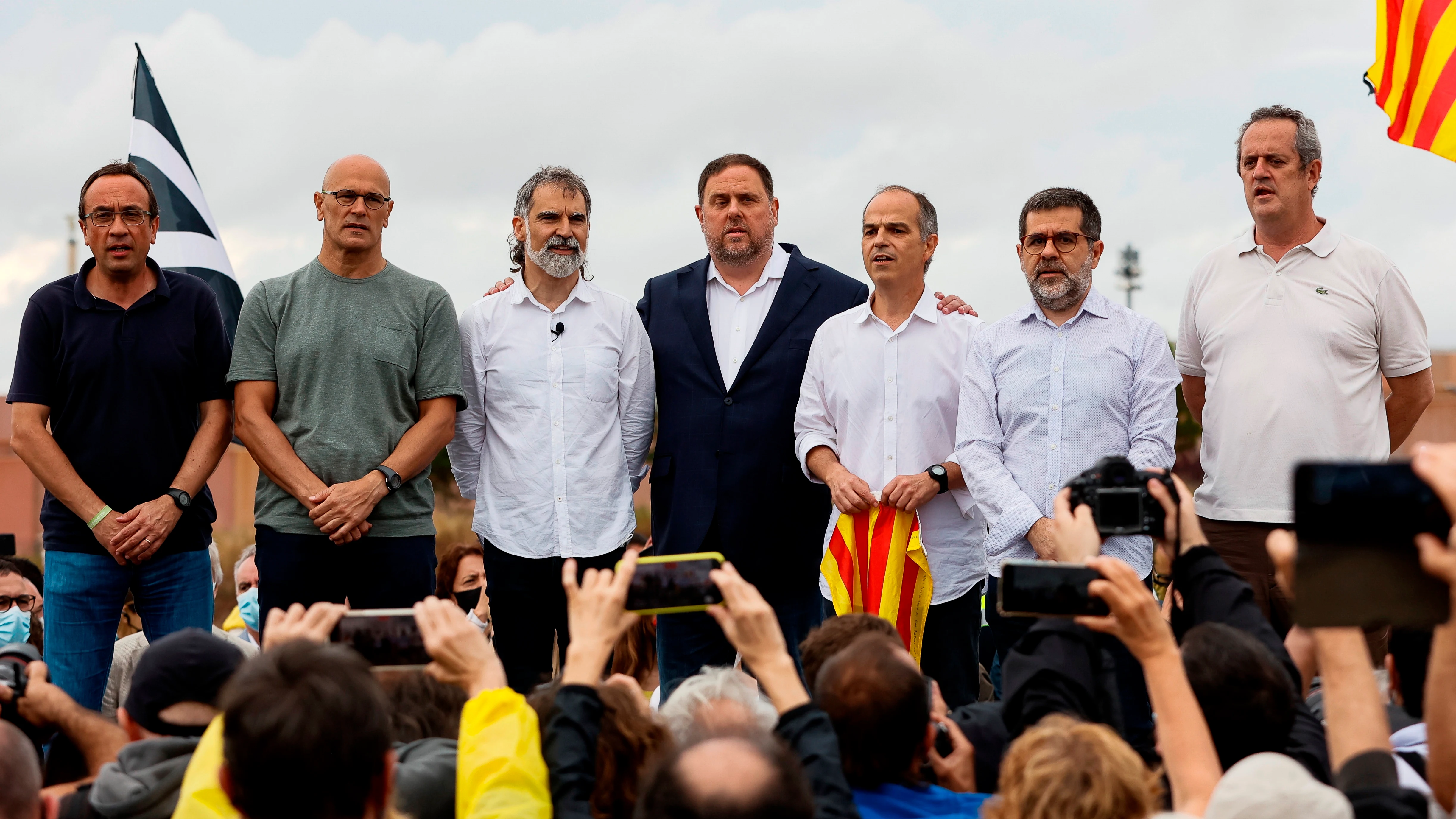 Siete de los indultados tras su salida de la prisión de Lledoners.