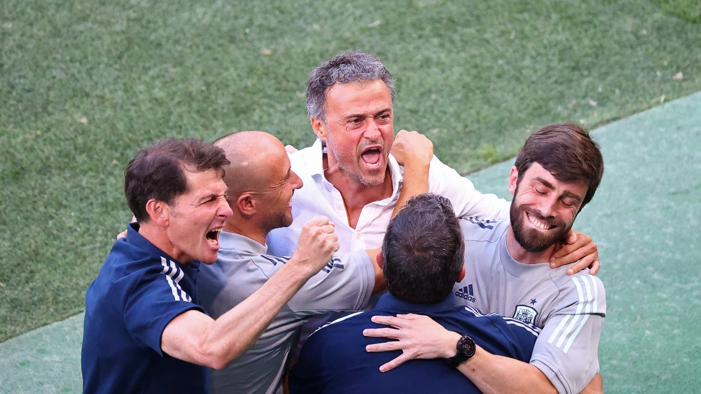 Luis Enrique celebra un gol con sus ayudantes Luis Enrique celebra un gol con sus ayudantes