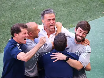Luis Enrique celebra un gol con sus ayudantes