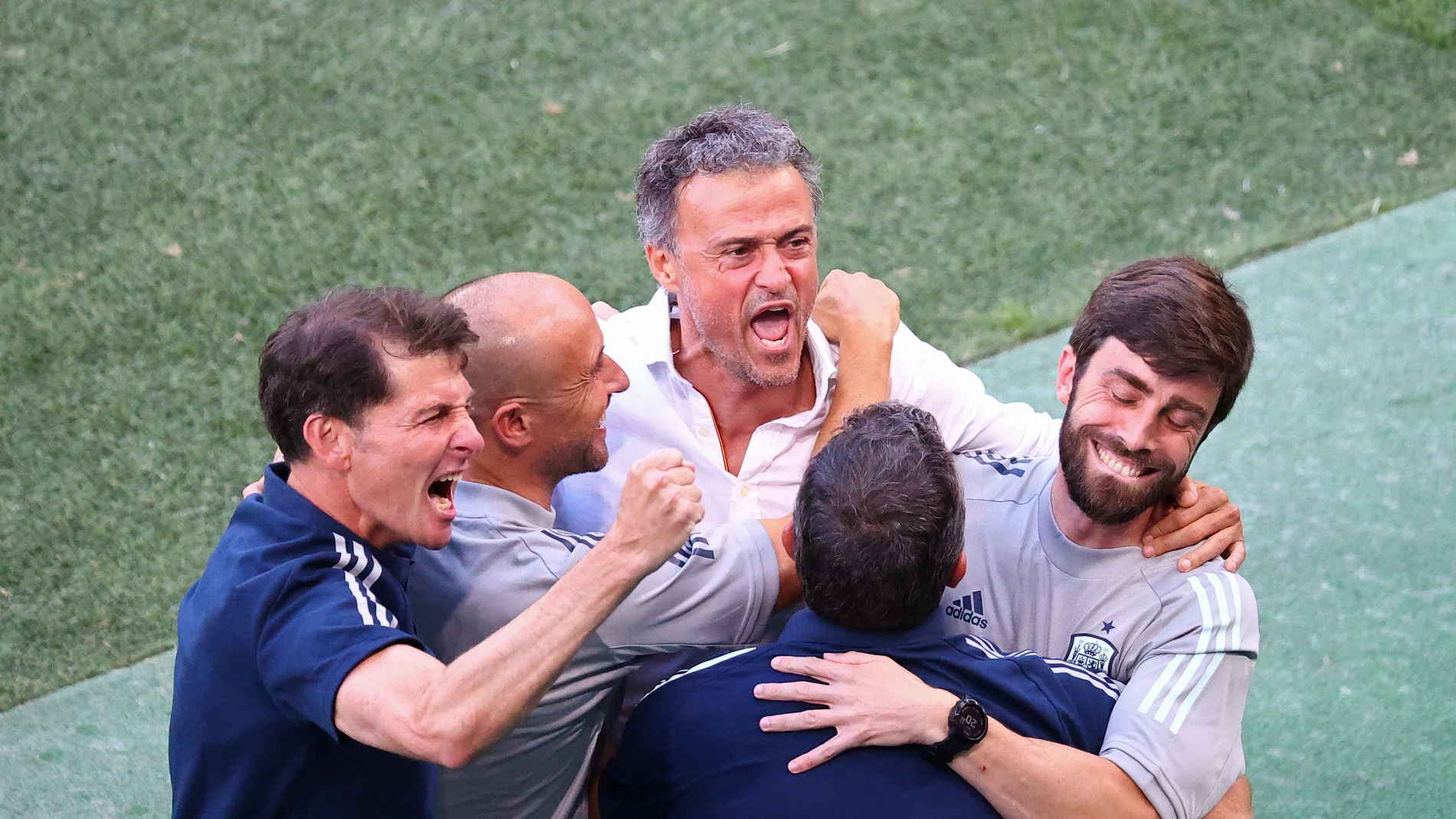 Luis Enrique celebra un gol con sus ayudantes