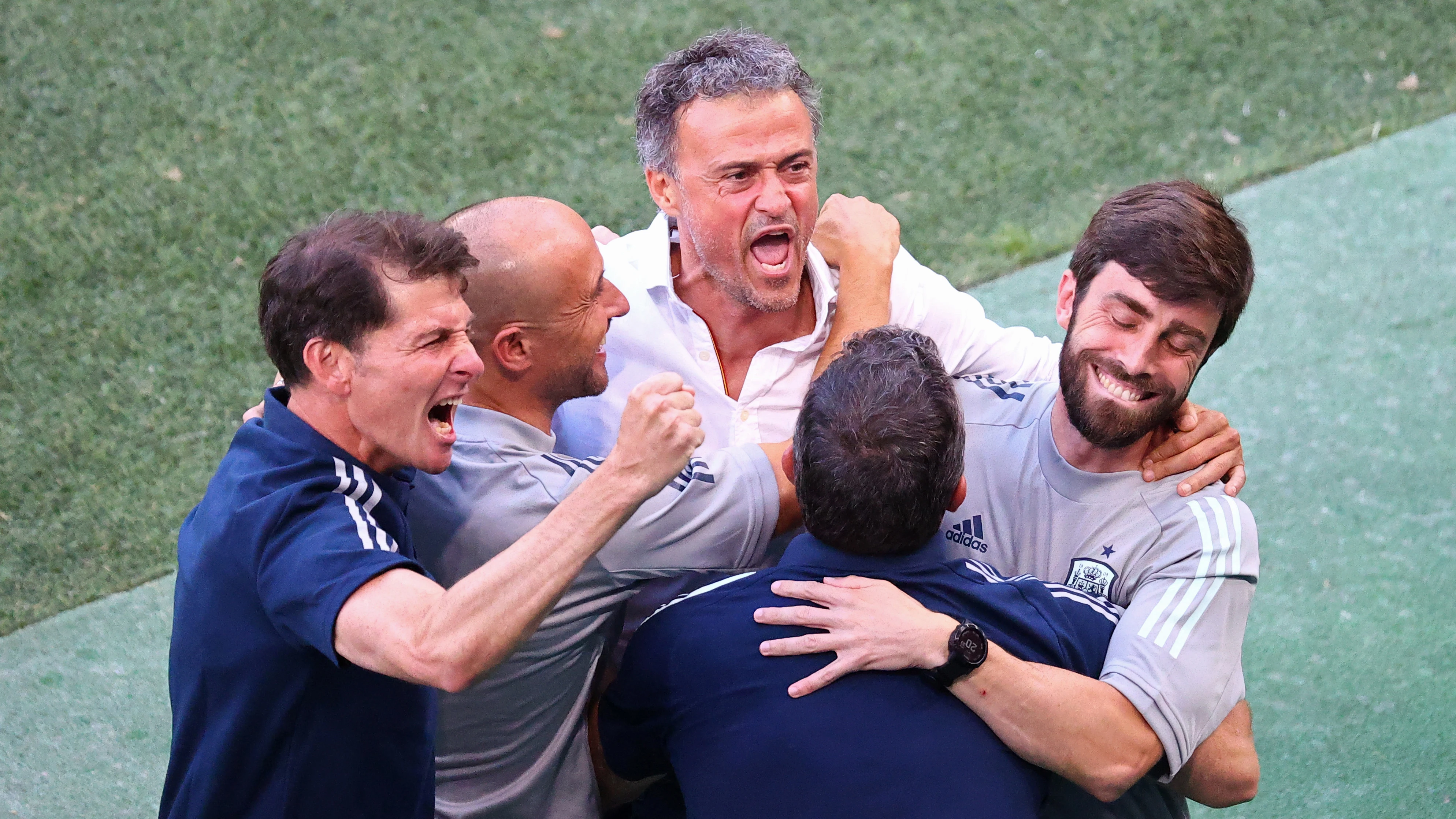 Luis Enrique celebra un gol con sus ayudantes