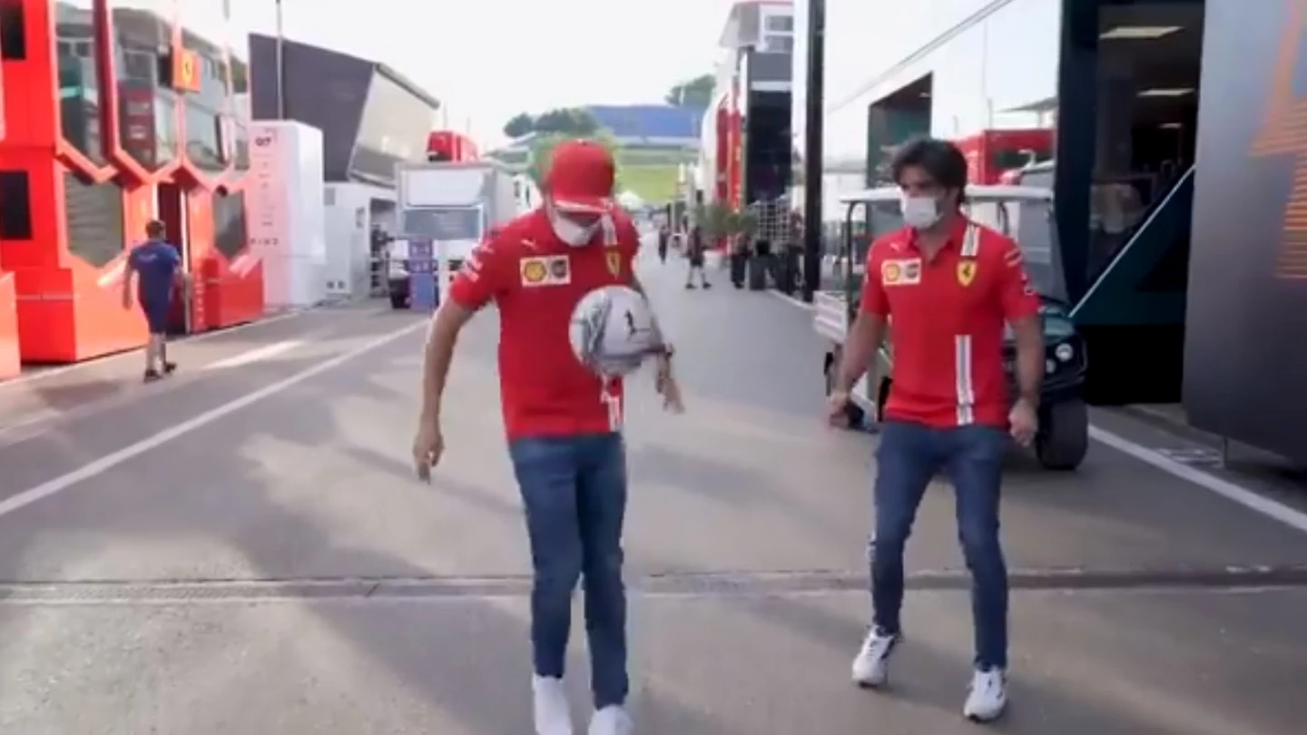 El divertido 'que no caiga' de Carlos Sainz y Leclerc en el paddock del GP de Estiria El divertido 'que no caiga' de Carlos Sainz y Leclerc en el paddock del GP de Estiria