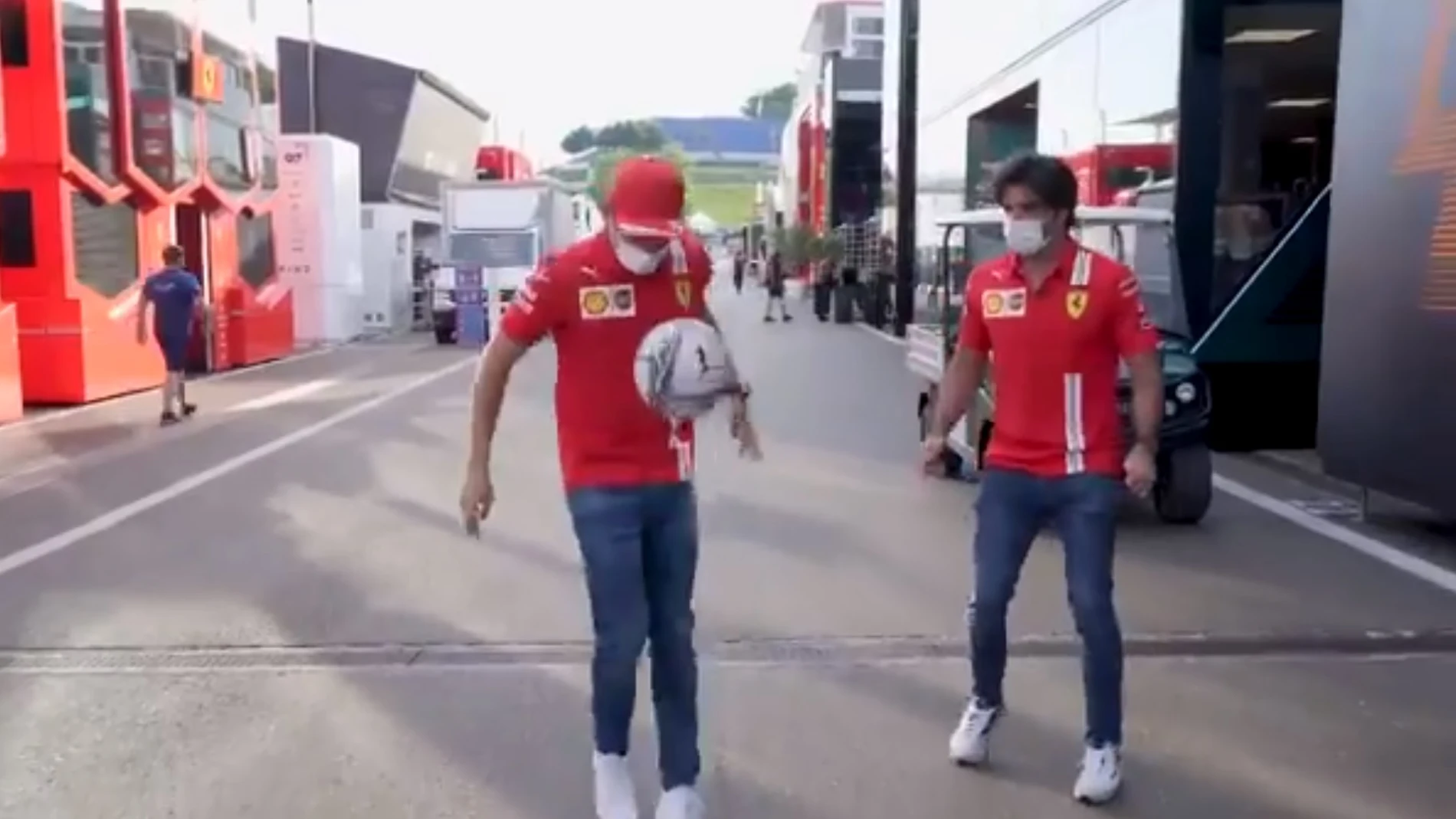 El divertido &#39;que no caiga&#39; de Carlos Sainz y Leclerc en el paddock del GP de Estiria