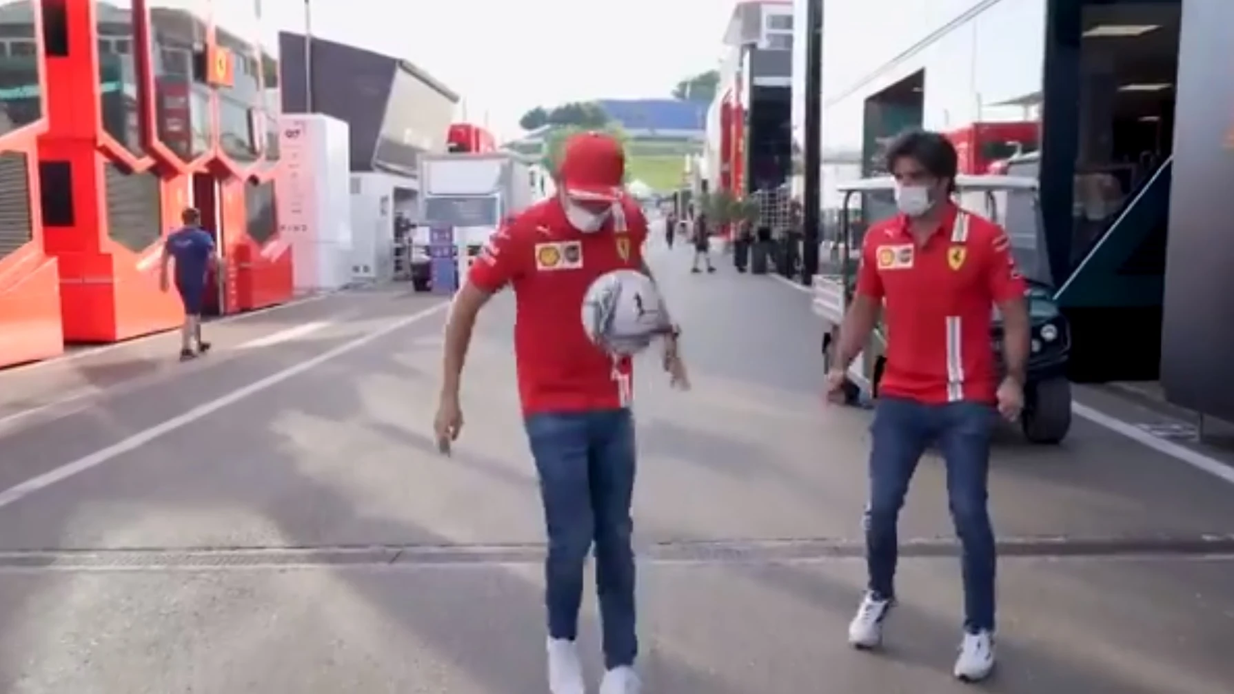 El divertido 'que no caiga' de Carlos Sainz y Leclerc en el paddock del GP de Estiria