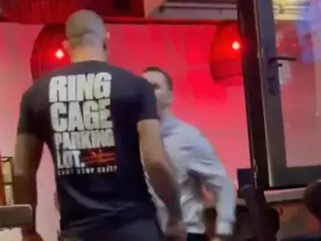 Un luchador de MMA asesta dos puñetazos a un hombre en un bar