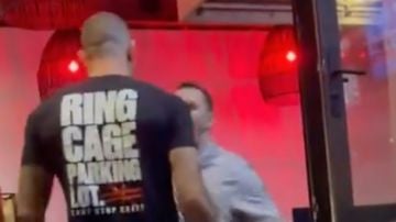Un luchador de MMA asesta dos puñetazos a un hombre en un bar