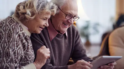 Dos personas mayores en una videollamada. Dos personas mayores en una videollamada.