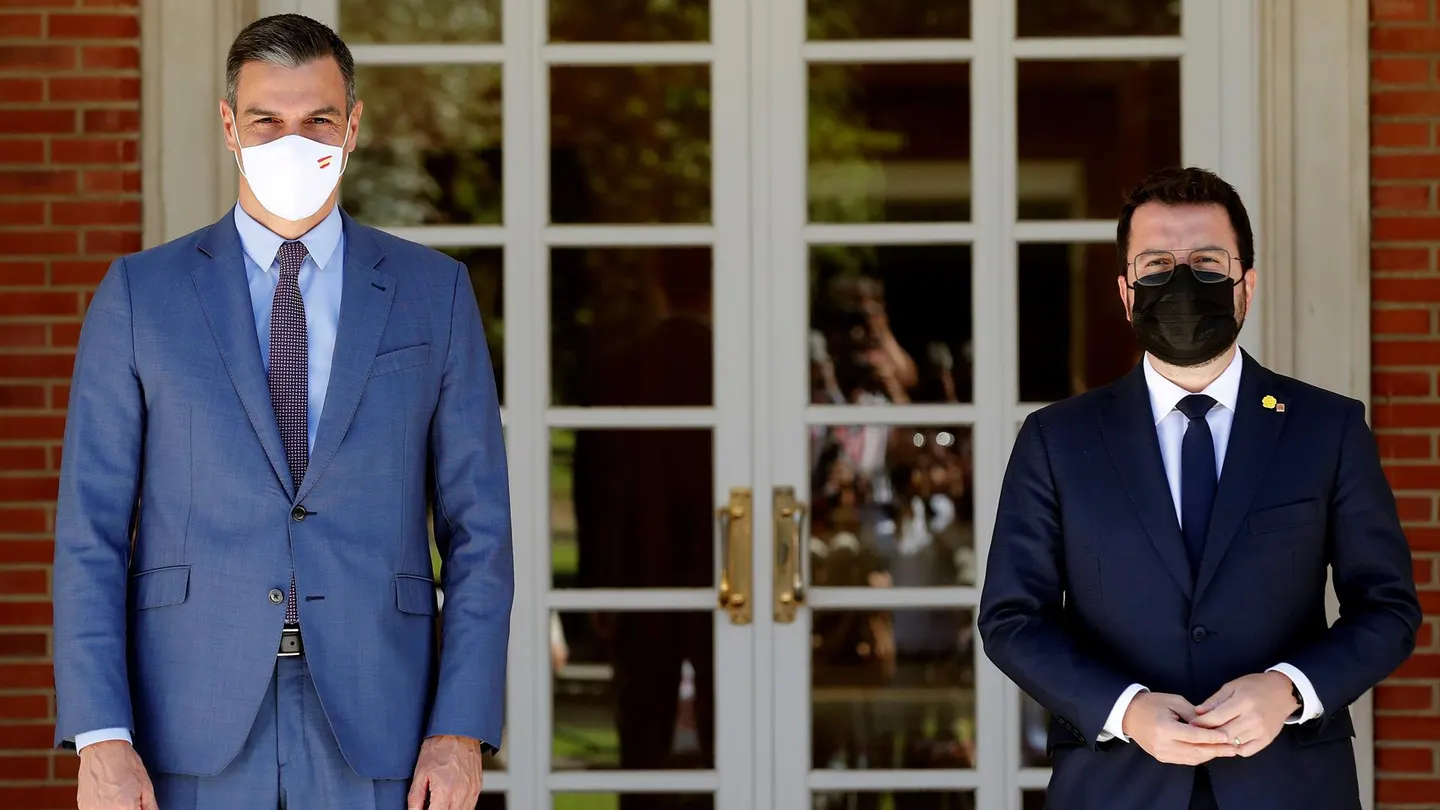 El presidente del Gobierno, Pedro Sánchez (i), recibe al presidente de la Generalitat, Pere Aragonès. El presidente del Gobierno, Pedro Sánchez (i), recibe al presidente de la Generalitat, Pere Aragonès.