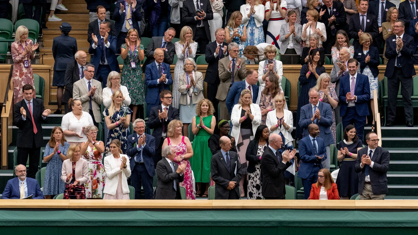 El público de Wimbledon ovaciona a Sarah Gilbert, creadora de la vacuna de Astrazeneca El público de Wimbledon ovaciona a Sarah Gilbert, creadora de la vacuna de Astrazeneca