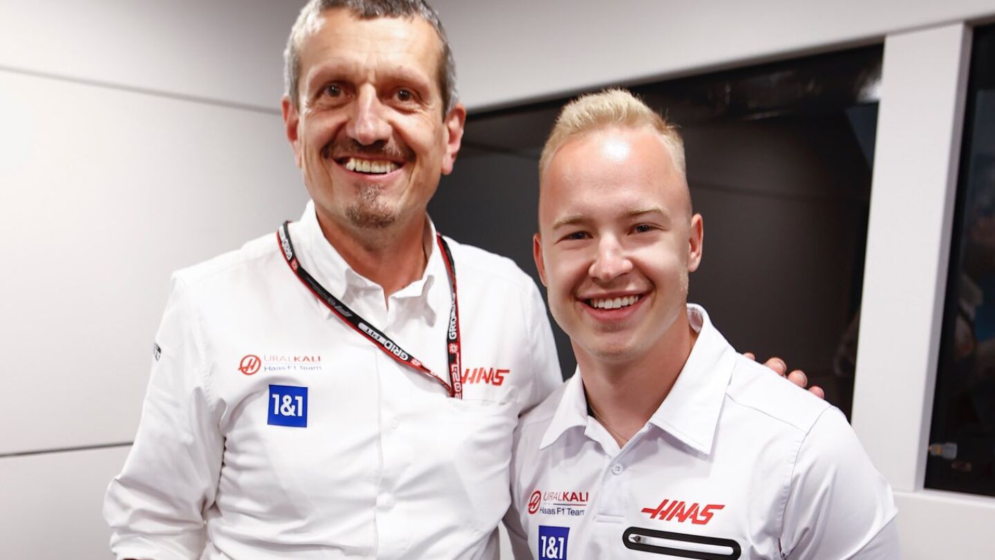 Gunther Steiner le regala una peonza a Mazepin