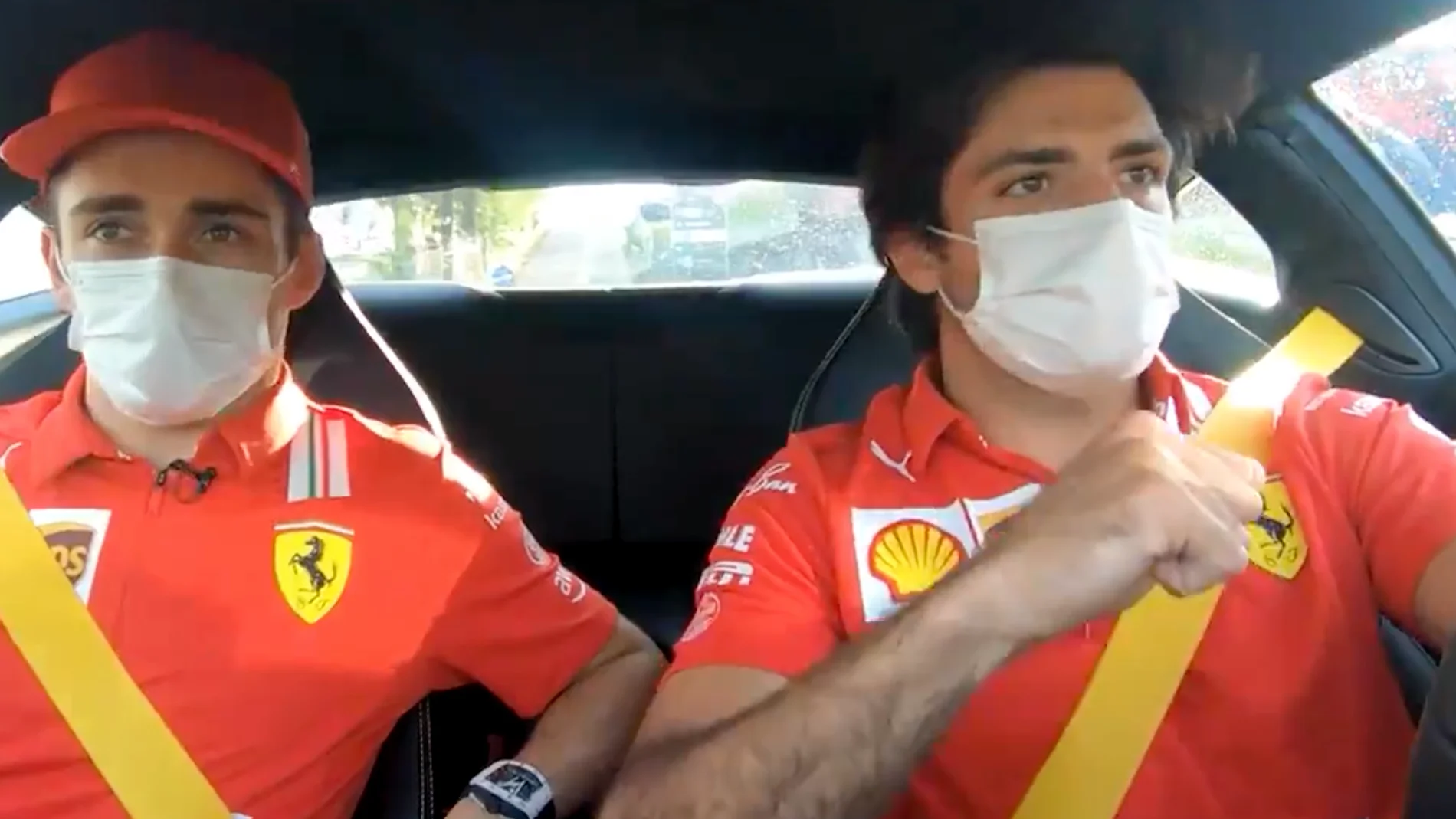 Sainz y Leclerc compartiendo impresiones tras el GP de Estiria en un Ferrari Roma