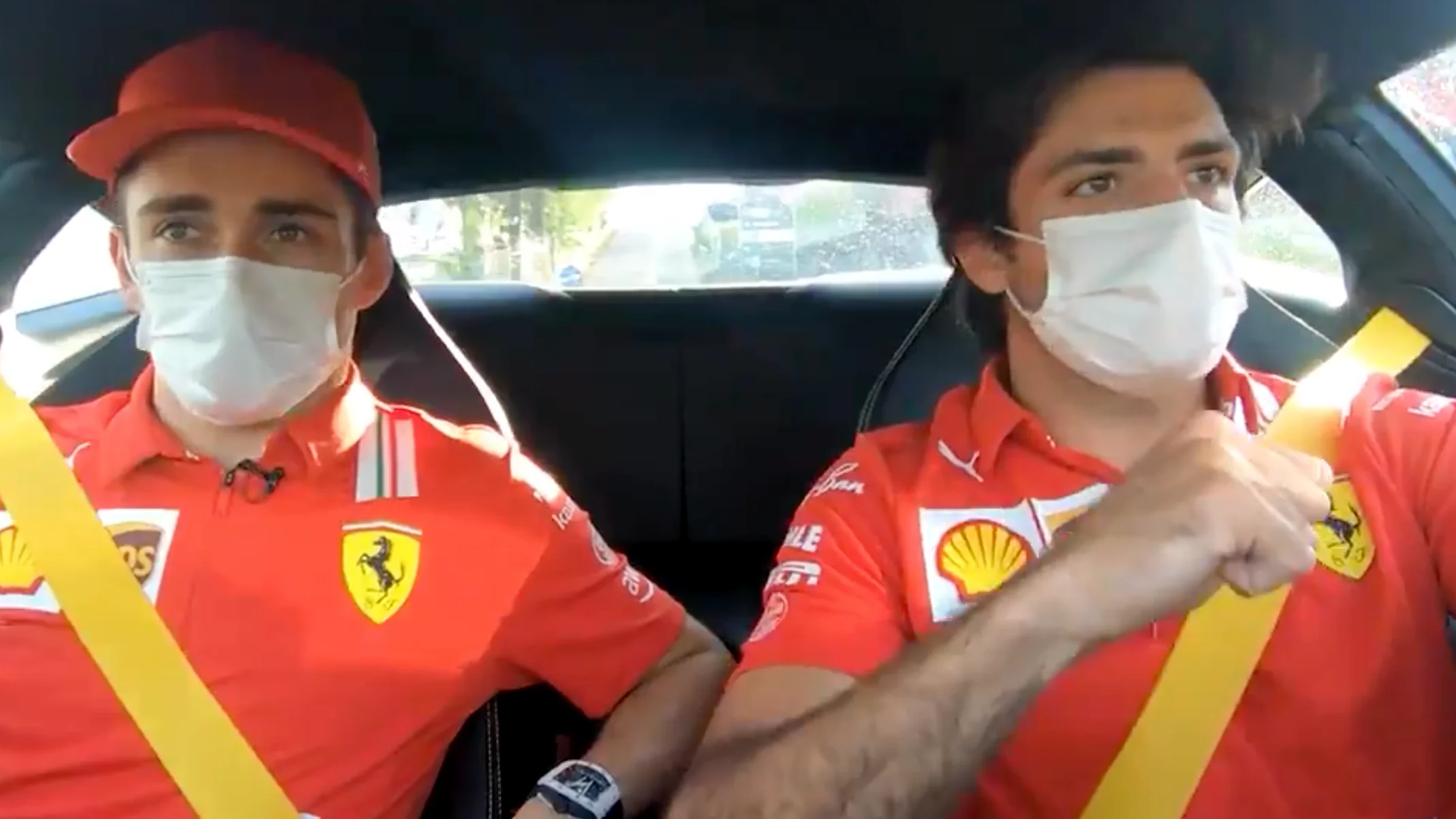 Sainz y Leclerc compartiendo impresiones tras el GP de Estiria en un Ferrari Roma