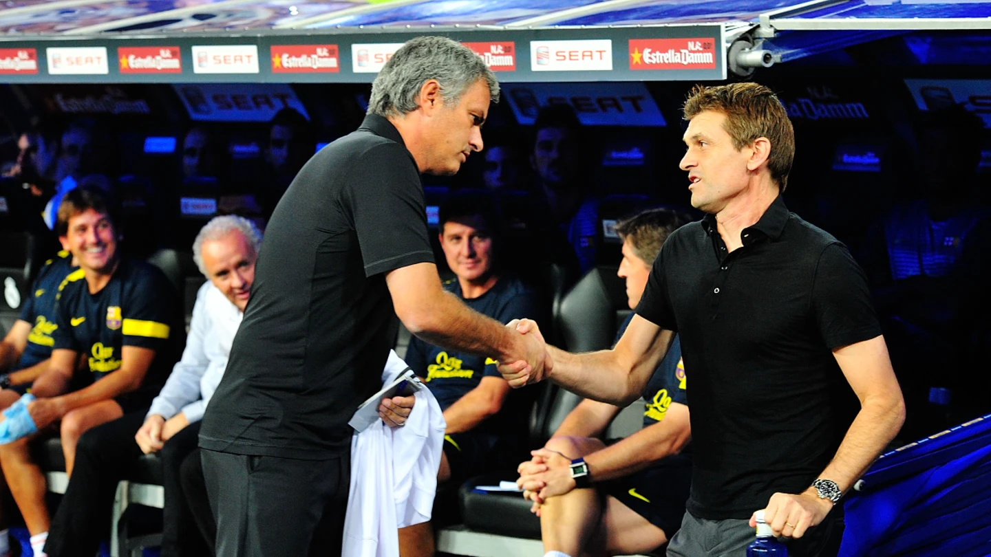 Mourinho le da la mano a Vilanova Mourinho le da la mano a Vilanova