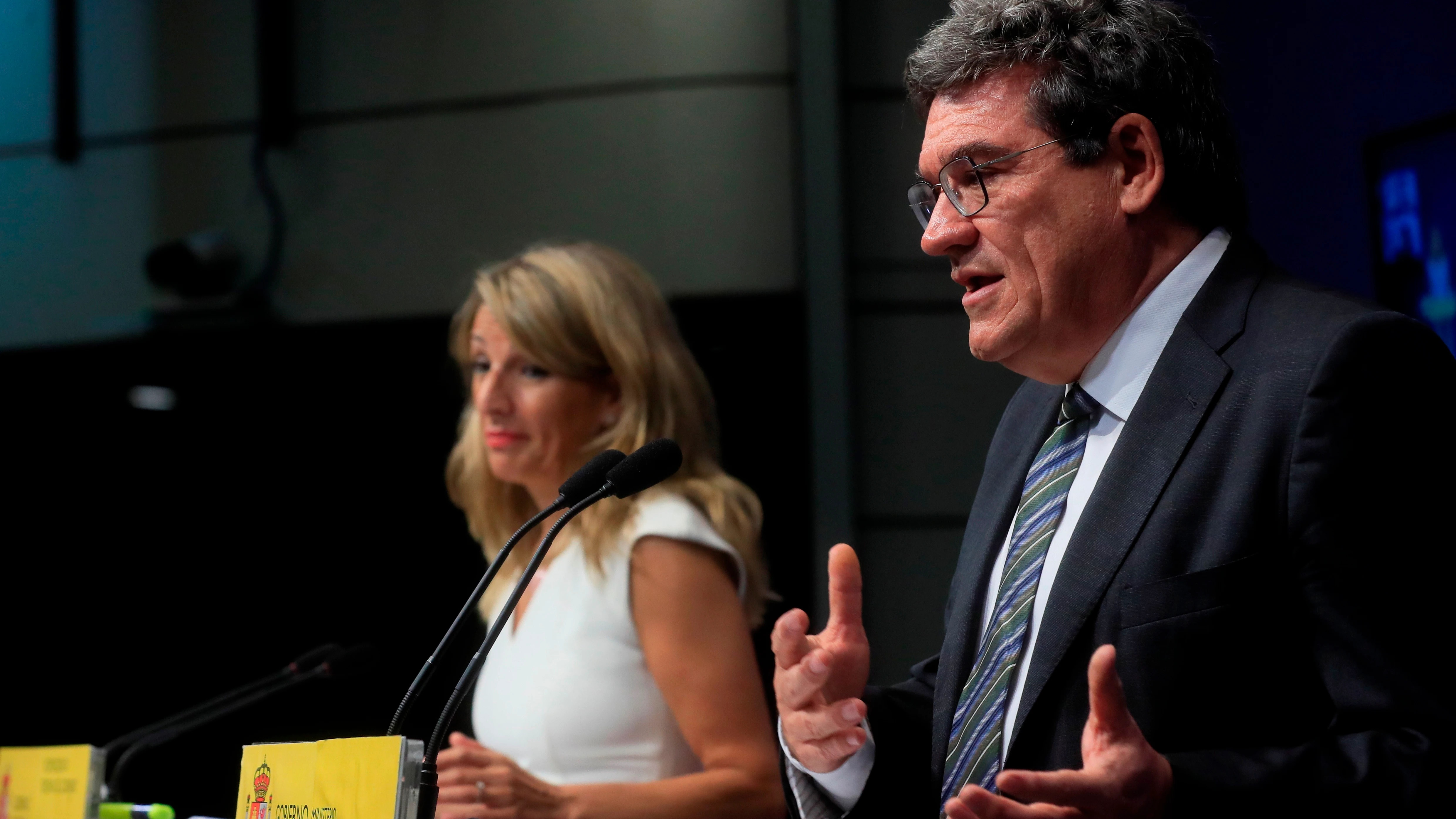 La vicepresidenta tercera, Yolanda Díaz, y el ministro de Inclusión, Seguridad Social y Migraciones, José Luis Escrivá.