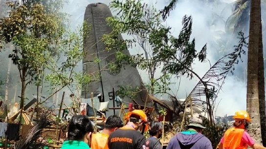 Imagen del accidente de un avión militar en Filipinas Imagen del accidente de un avión militar en Filipinas