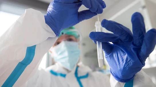 El aumento de la incidencia ya se nota en los hospitales: el perfil del ingresado baja a los 40 años en Cataluña El aumento de la incidencia ya se nota en los hospitales: el perfil del ingresado baja a los 40 años en Cataluña