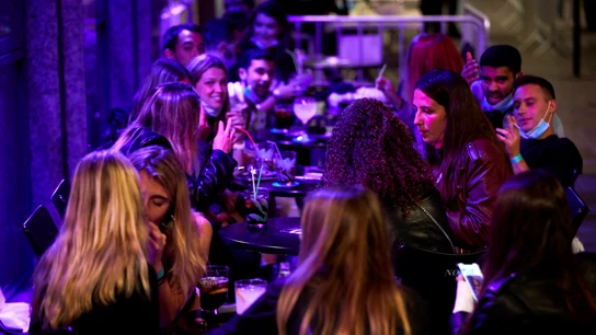 Varios grupos de personas, en una terraza Varios grupos de personas, en una terraza