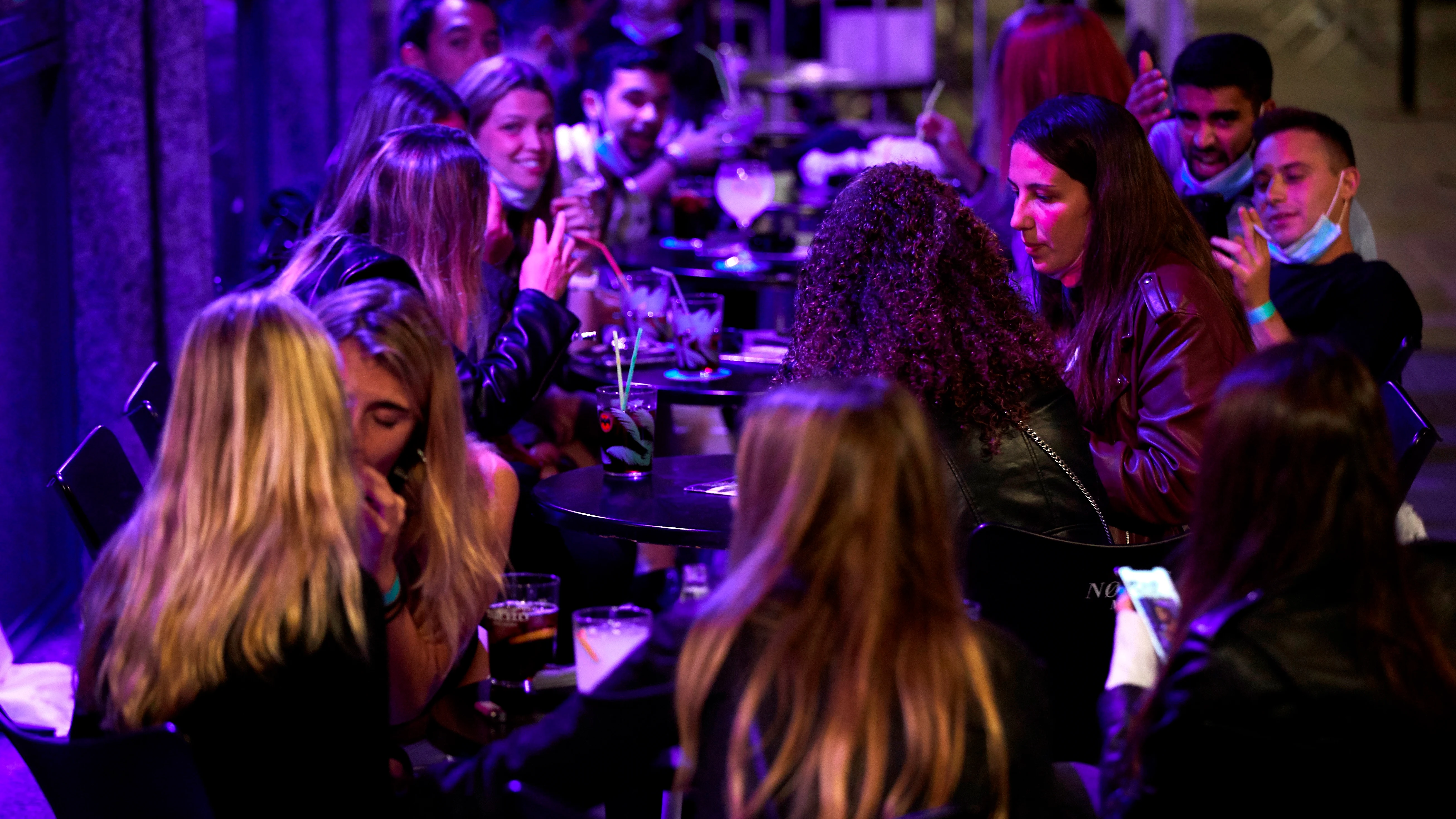 Varios grupos de personas, en una terraza