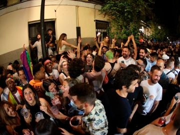 Decenas de personas celebran el día del Orgullo en Chueca (Madrid)