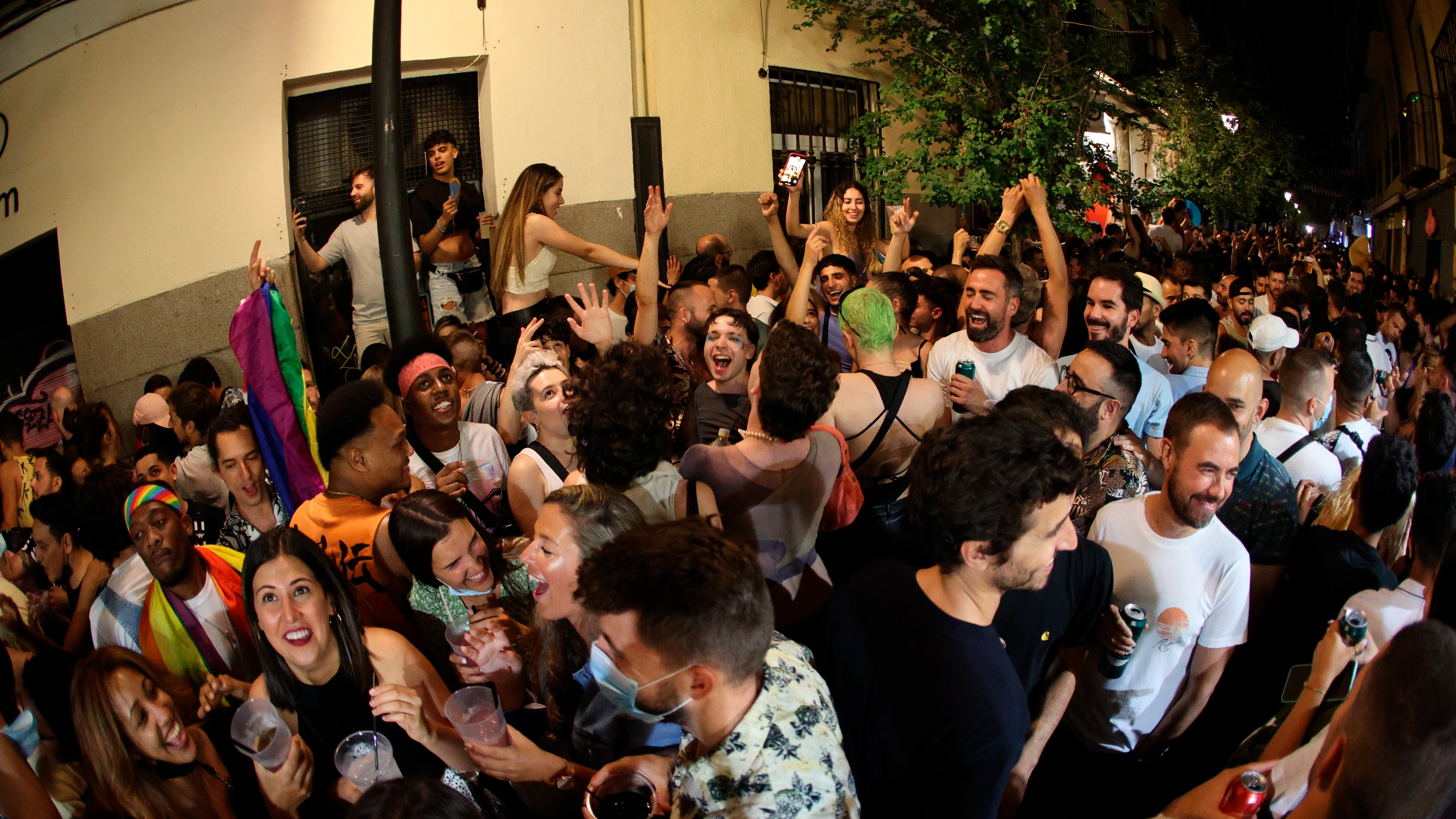 Decenas de personas celebran el día del Orgullo en Chueca (Madrid)