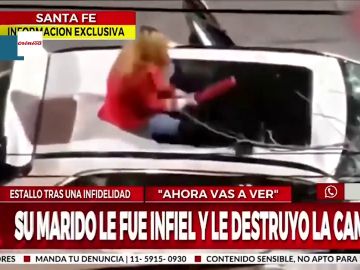 El impactante momento en el que una mujer destroza el coche de su marido tras enterarse de que le ha sido infiel